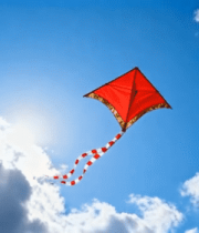 蓝天中飞翔的红色风筝(1)13899#横屏 