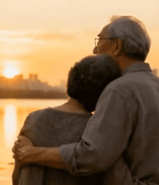 老夫妻湖畔夕阳下相拥场景3242#横屏 