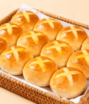 	 篮子里摆放的十字面包3430#横屏 