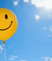 蓝天中漂浮的笑脸气球(1)3449#横屏 