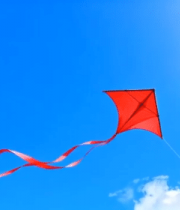 蓝天中红色风筝飞翔画面5982#横屏 