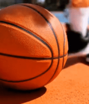 	 篮球置于户外篮球场地面6946#横屏 