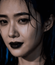 雨夜中妆容精致的女性特写11579#横屏 