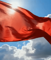 蓝天白云下飘扬的红色旗帜2252#横屏 