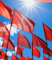 蓝天白云下飘扬的红色旗帜(1)8014#横屏 