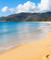 	 蓝天白云下的海滩与远山景观15026#横屏 