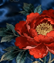 蓝色布料上的刺绣牡丹花6930#横屏 