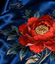 蓝色布料上的刺绣牡丹花6930#横屏 