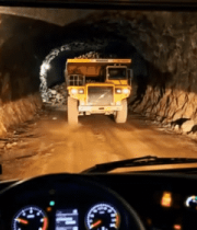 矿洞内驾驶视角的矿车画面2594#横屏 