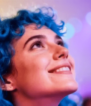 蓝发女子在活动现场仰望5076#横屏 