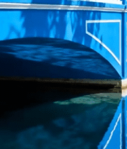 蓝白桥梁与水中倒影7436#横屏 