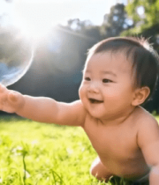 婴儿草地伸手抓泡泡画面12459#横屏 