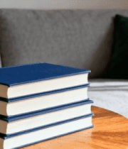 客厅圆桌上堆叠的书籍6319#横屏 