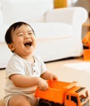 婴儿家中玩橙色玩具卡车3183#横屏 