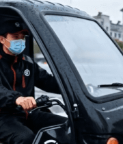 	 快递员驾驶三轮车送货画面7018#横屏 