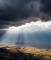 空中俯瞰阳光穿透乌云的田野4482#横屏 