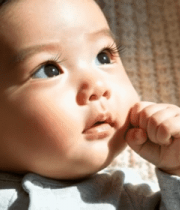 婴儿躺卧吮手指画面1987#横屏 