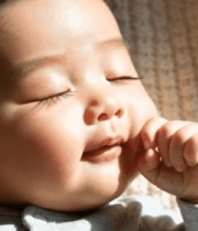 婴儿躺卧吮指特写素材414#横屏 