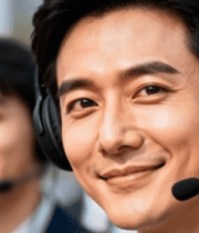 客服人员佩戴耳麦工作画面1601#横屏 