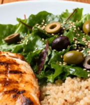 烤鸡肉配蔬菜沙拉与藜麦8750#横屏 