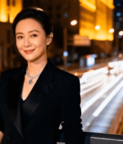 夜晚街头女子微笑站立10606#横屏 