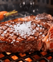 烤架上牛排撒盐烹饪素材7481#横屏 