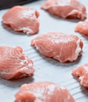 烤盘上的新鲜鸡肉食材7692#横屏 