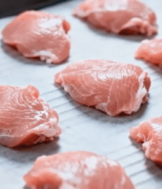 	 烤盘上的新鲜鸡肉食材7692#横屏 