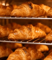 烤箱内烘焙的牛角面包5124#横屏 