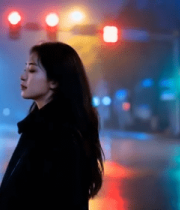 夜晚街道上仰头的女人10267#横屏 