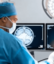 医生手术室查看脑部影像14641#横屏 