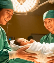 医生手术室中传递新生儿8681#横屏 