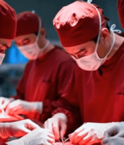 医生手术室进行手术操作(1)10174#横屏 