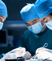 医生手术室进行手术(1)305#横屏 