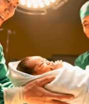 医生在手术室交接新生婴儿8798#横屏 