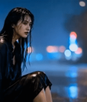 夜晚雨中独坐街边的女人5548#横屏 