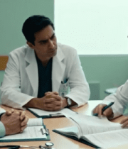 医生办公桌前交流讨论10850#横屏 