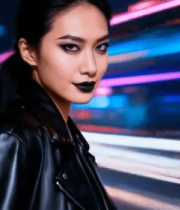 夜晚街头穿皮衣的女性3722#横屏 