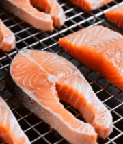 烤架上的新鲜三文鱼块10500#横屏 