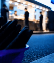 夜晚街道上装着食物的篮子13567#横屏 