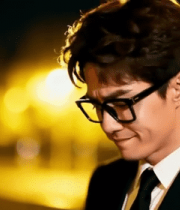 夜晚穿西装戴眼镜的男士9896#横屏 