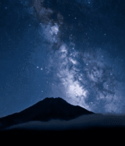 夜空下山峰与璀璨星空8684#横屏 