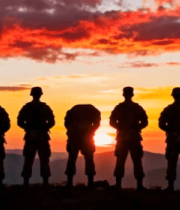 军人夕阳下的集体剪影592#横屏 