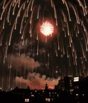 夜空中绽放的绚丽烟花()6979#横屏 