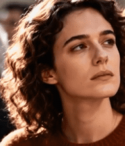 卷发女子人群中侧头远望6688#横屏 