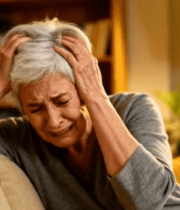 居家老人双手抱头显苦恼8711#横屏 