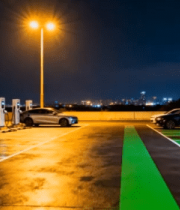 夜间新能源汽车充电桩停车场10777#横屏 