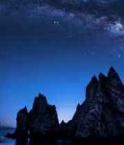 夜空下海边岩石与星空景观15051#横屏 