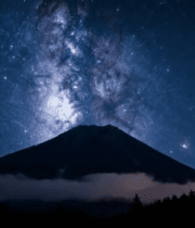 夜空下的山峰与星空景象9437#横屏 