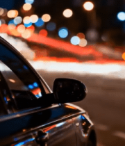 夜间街道行驶中的汽车11479#横屏 